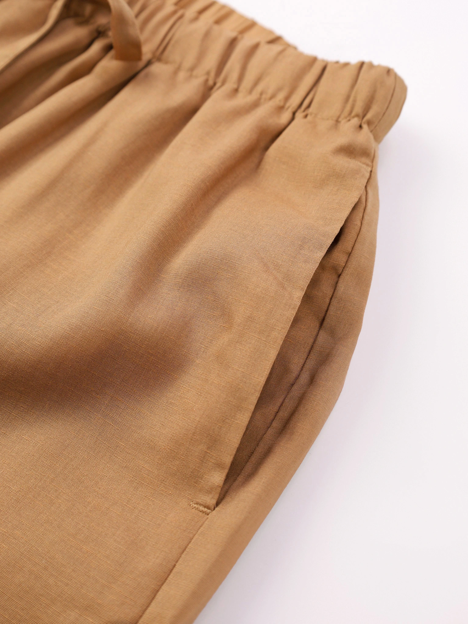 Брюки светло-коричневого цвета свободного кроя